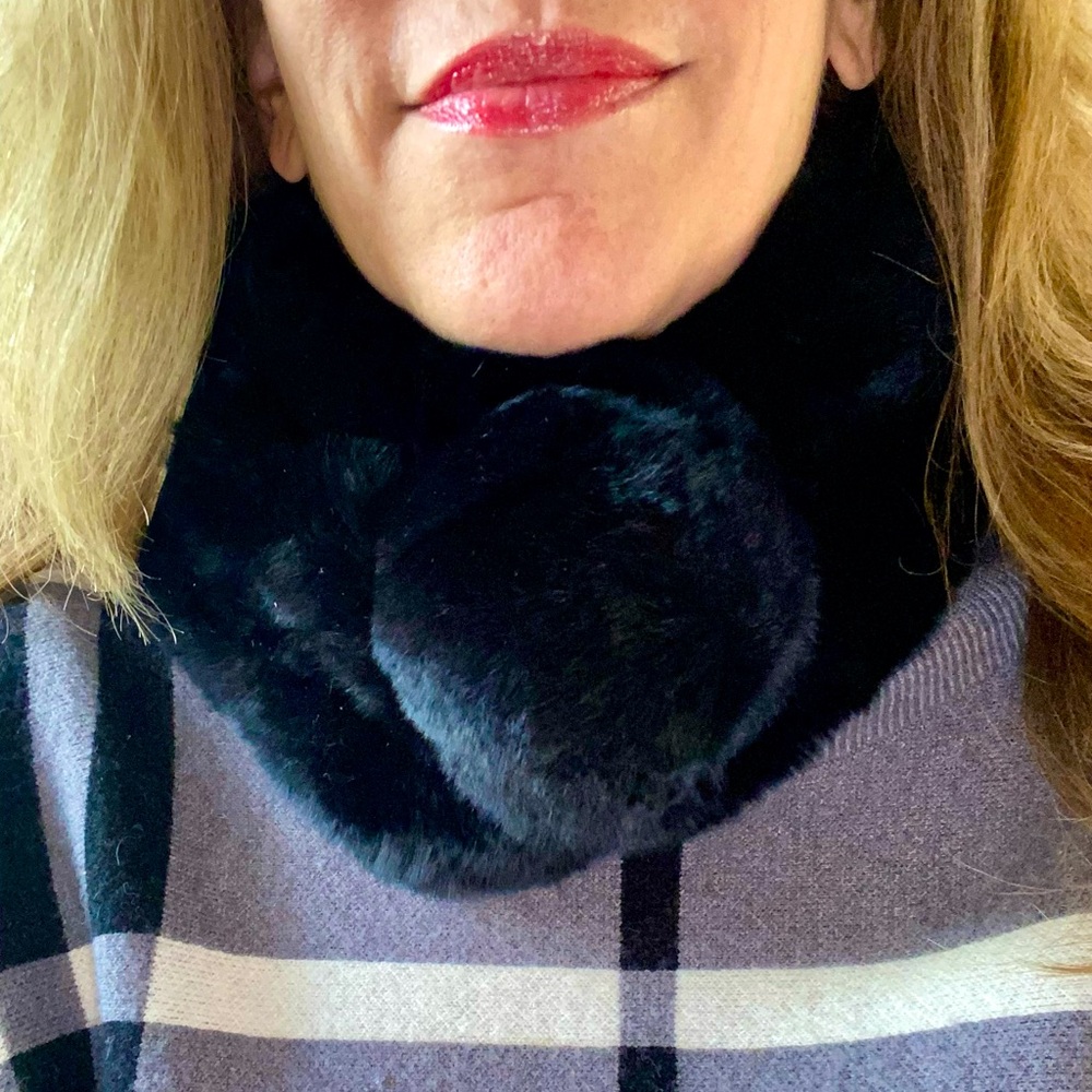 Beautiful faux fur neck scarf in black with Pom Pom closure. 🖤
